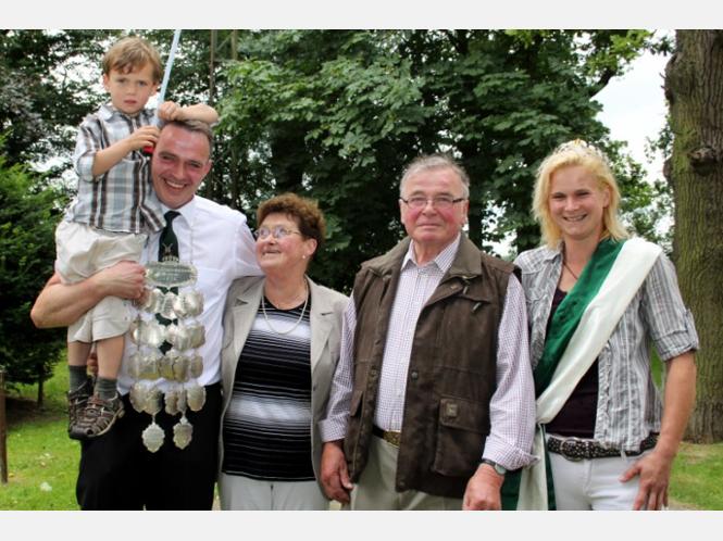 das K&ouml;nigspaar mit Familie